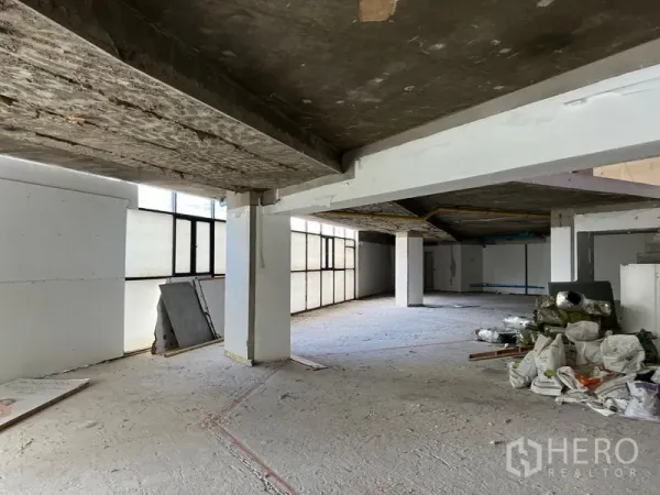 Retail Space for rent in Watthana, Bangkok - Large open-plan retail floor in shell condition with columns and frosted windows.