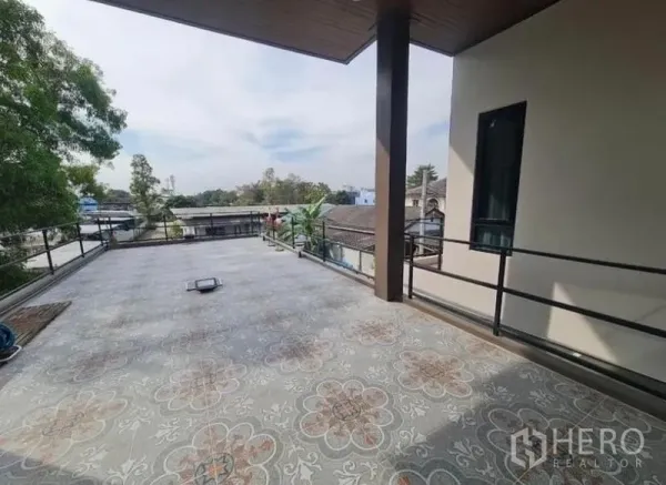 独立式住宅 出售在Sai Mai, Bangkok - 二层超大露台，花纹地砖与金属栏杆，可眺望社区景观。