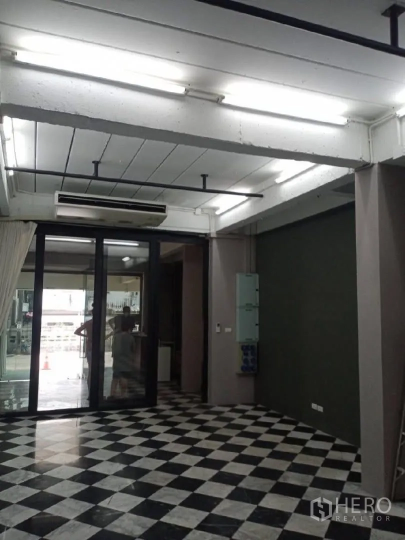 带办公室的家 for rent in Huai Khwang, Bangkok - 一层空间铺黑白棋盘格地砖，配玻璃大门。