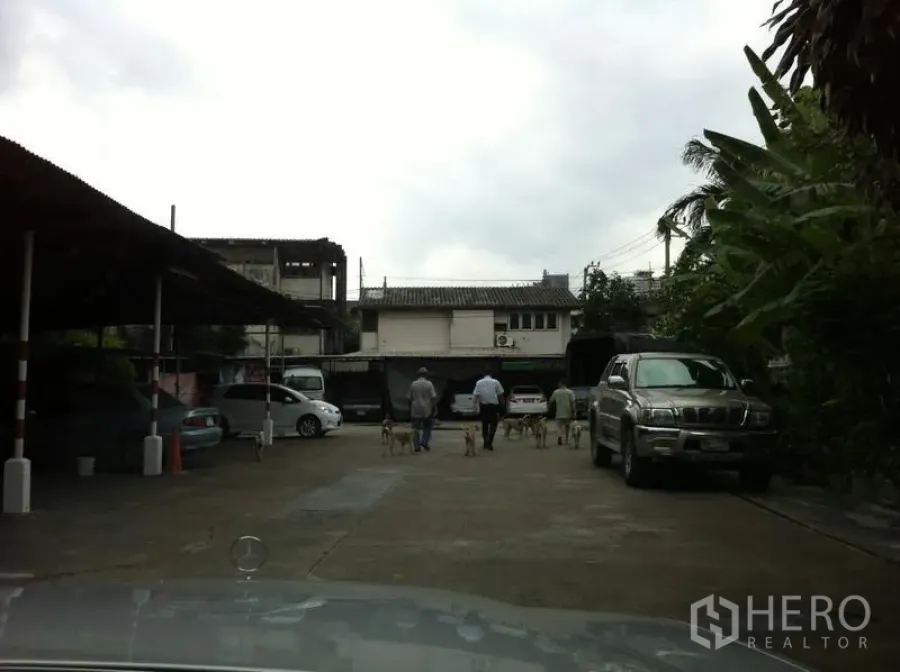 โรงงาน ให้เช่าในKhlong San, Bangkok - ลานจอดรถพร้อมหลังคาบางส่วน รถกระบะ และต้นไม้ในพื้นที่อุตสาหกรรม