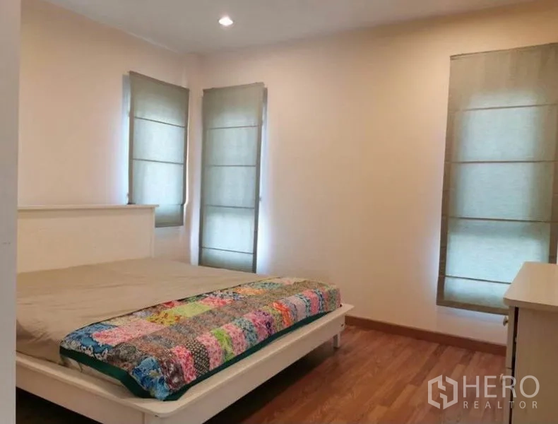 Detached House for rent in Bang Kapi, Bangkok - Cozy bedroom with double bed, neutral tones and three windows fitted with roman blinds.