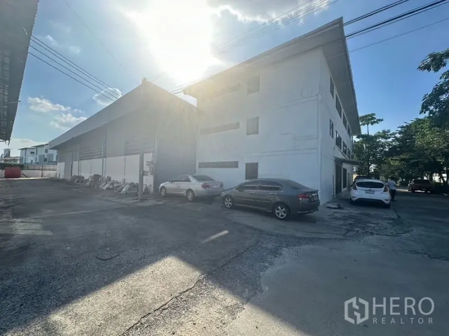 Warehouse for rent in Saphan Sung, Bangkok - Exterior yard with warehouse and three-storey office building plus parking.