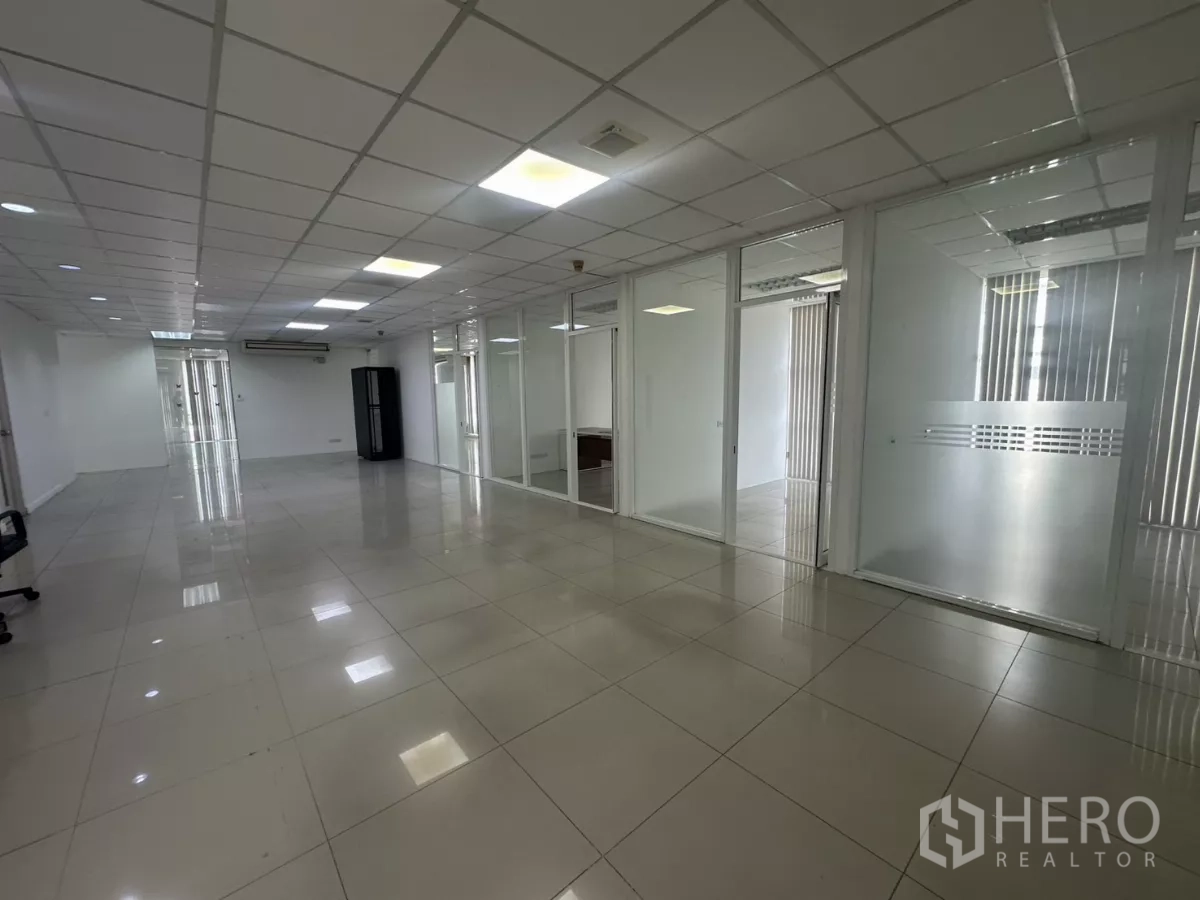 办公空间 出租在Huai Khwang, Bangkok - 大型未配家具办公区，多个玻璃隔断，采光充足。