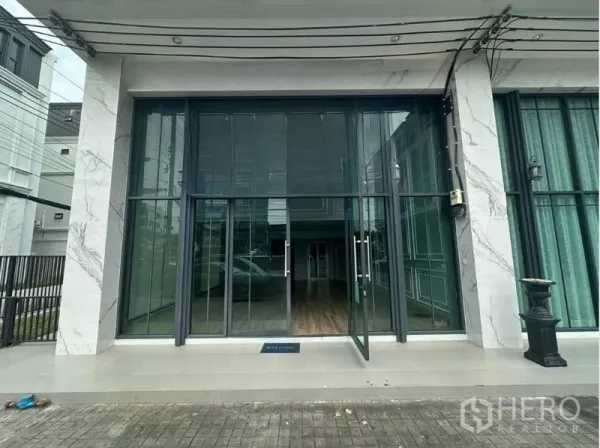 Home Office for rent in Suan Luang, Bangkok - Double-height glass frontage and sliding doors ideal for showroom or reception.