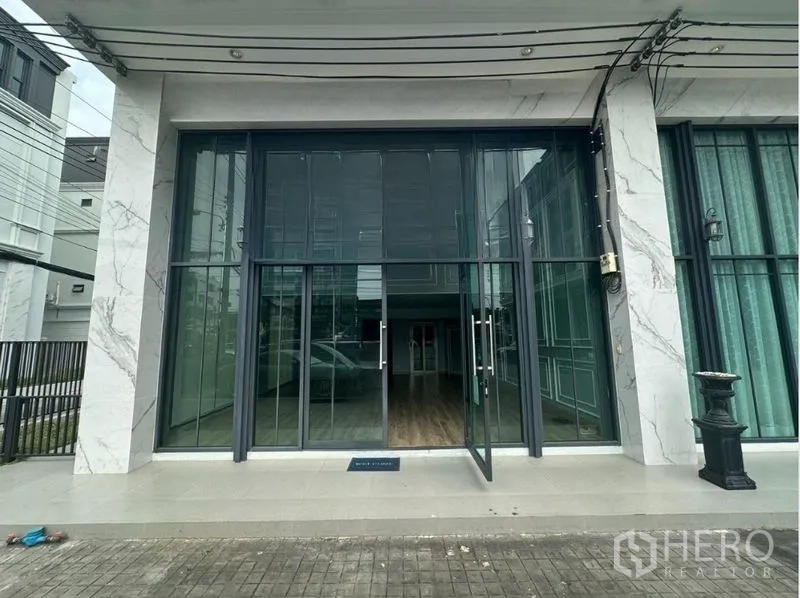 Home Office for rent in Suan Luang, Bangkok - Double-height glass frontage and sliding doors ideal for showroom or reception.
