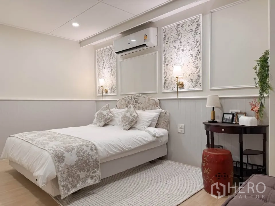 Detached House for rent in Huai Khwang, Bangkok - Cozy bedroom with upholstered bed, wall sconces and soft neutral decor.