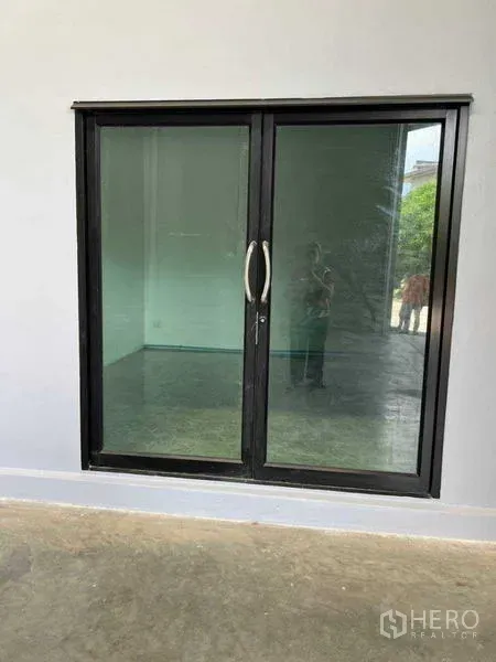 货栈 出租在Bang Khun Thian, Bangkok - 黑色边框玻璃推拉门通向仓库办公室