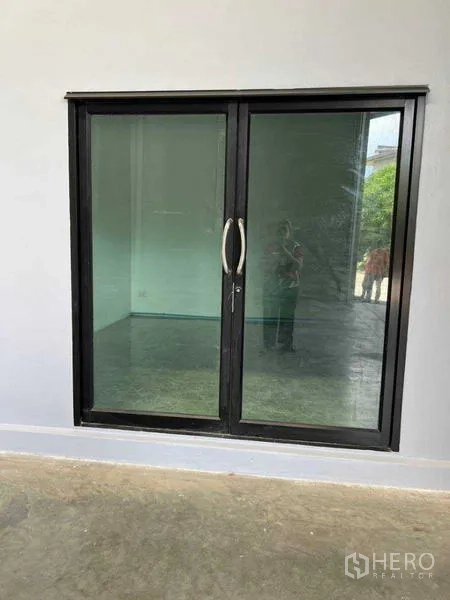货栈 出租在Bang Khun Thian, Bangkok - 黑色边框玻璃推拉门通向仓库办公室