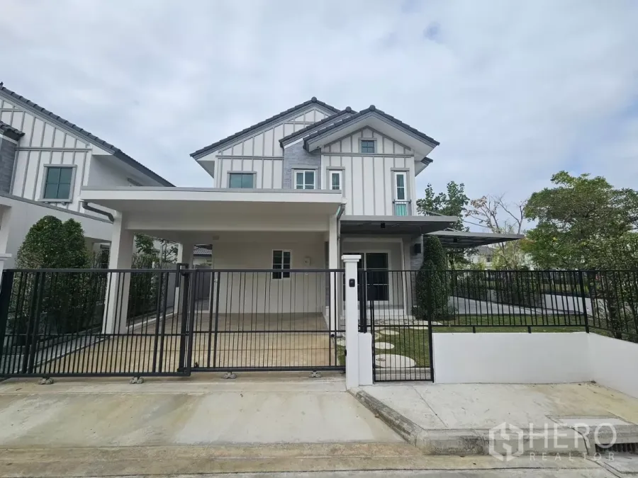 บ้าน ให้เช่าในBang Phli, Samut Prakan - บ้านเดี่ยวสองชั้นสไตล์โมเดิร์น มีที่จอดรถในร่มและรั้วหน้าบ้าน