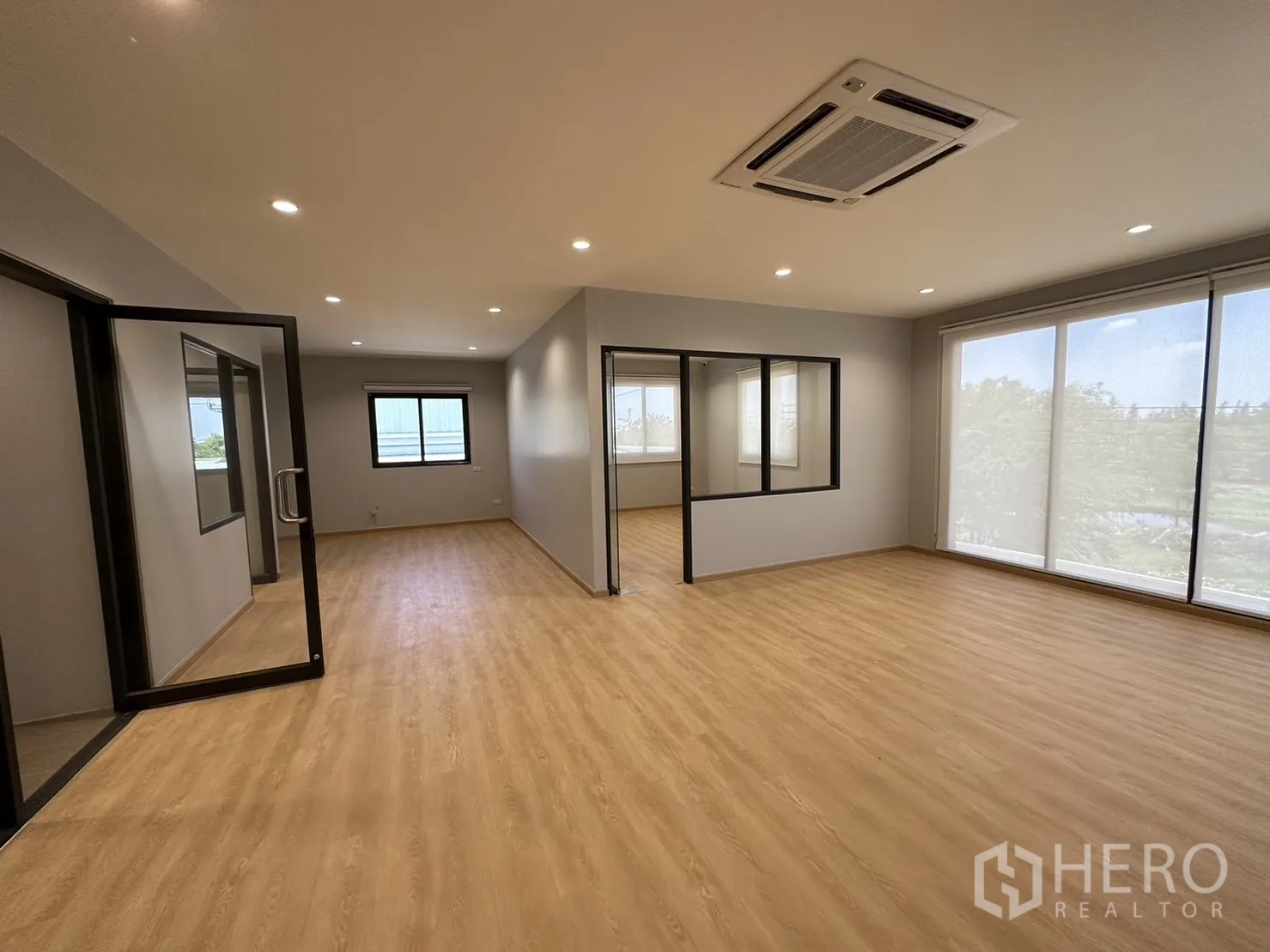 Factory for sale in Lam Luk Ka, Pathum Thani - Open-plan office floor with multiple glass rooms and natural light.