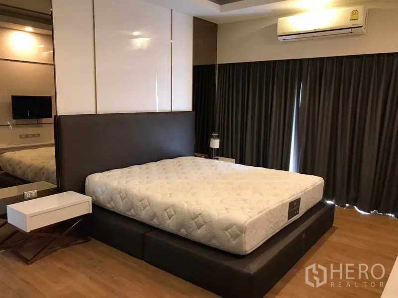 独立式住宅 出租在Bang Phli, Samut Prakan - 主卧配平台床、落地遮光窗帘与空调。