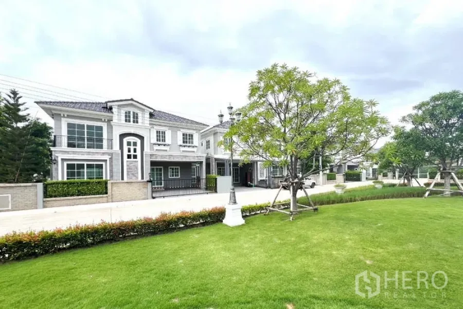 Detached House for rent - Street view of stately two-storey homes with landscaped communal lawn.