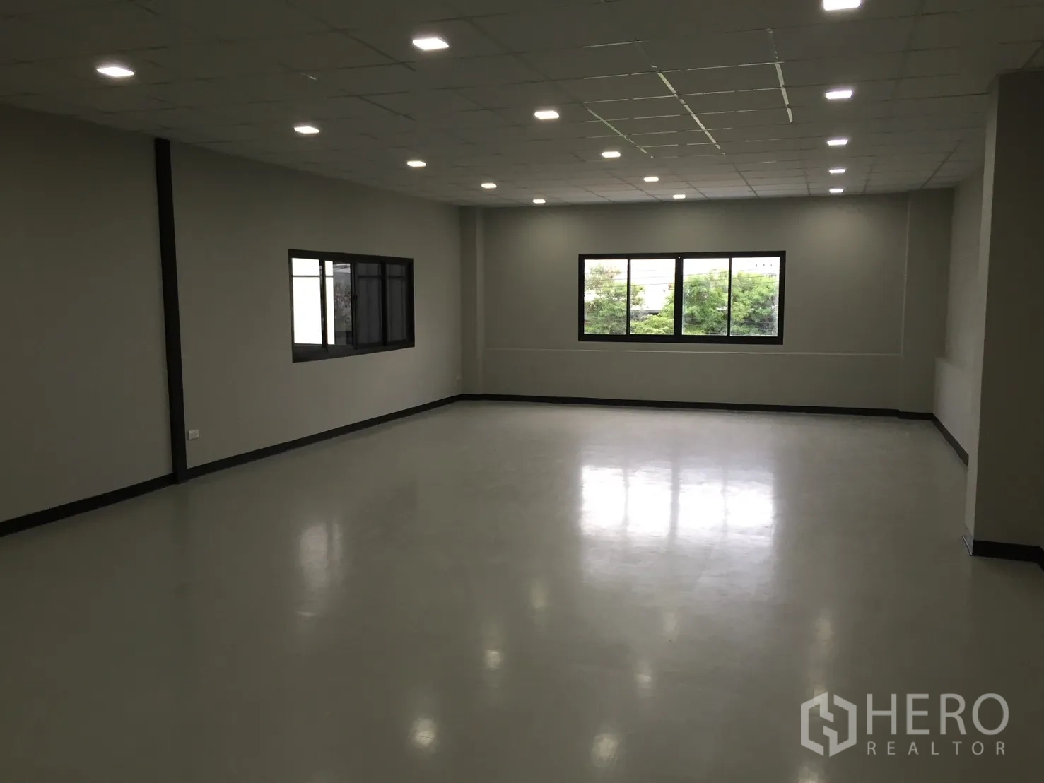 โกดัง for rent in Bang Phli, Samut Prakan - พื้นที่สำนักงานสว่าง เพดานไฟดาวน์ไลต์และหน้าต่างบานกว้าง