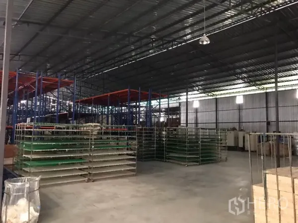 Warehouse for rent in Mueang Chon Buri, Chon Buri - Industrial storage area featuring multi-level racks, bright lighting and open floor space.
