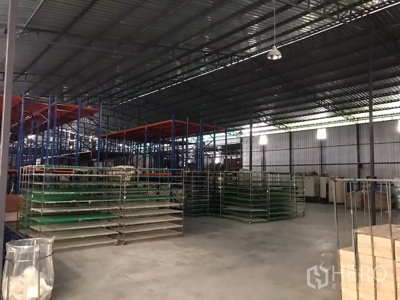Warehouse for rent in Mueang Chon Buri, Chon Buri - Industrial storage area featuring multi-level racks, bright lighting and open floor space.