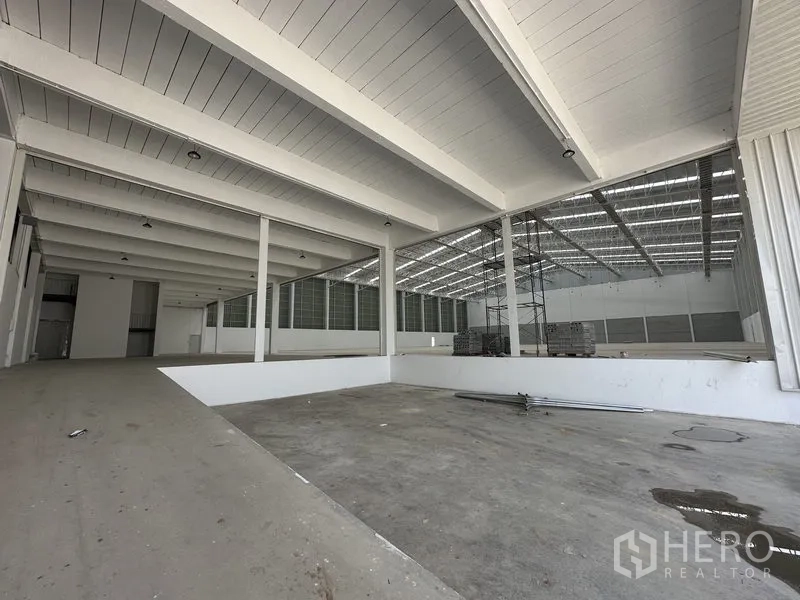 工厂 出租在Pathum Thani - 主生产厅旁的后勤服务与临时堆场。