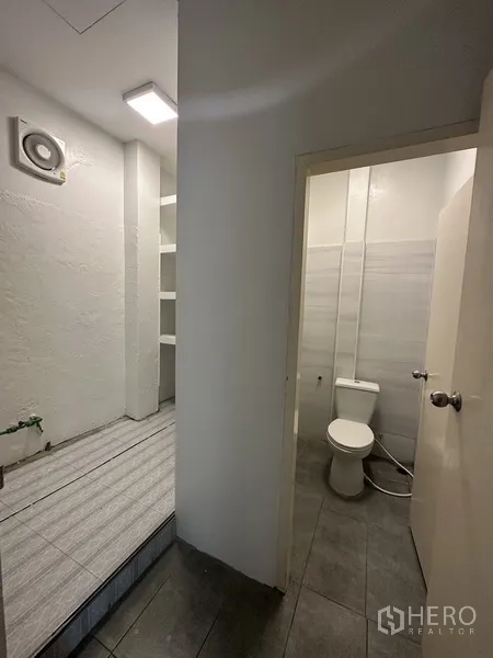 Retail Space for rent in Bang Rak, Bangkok - Service corridor with ventilation and a separate WC inside the premises.