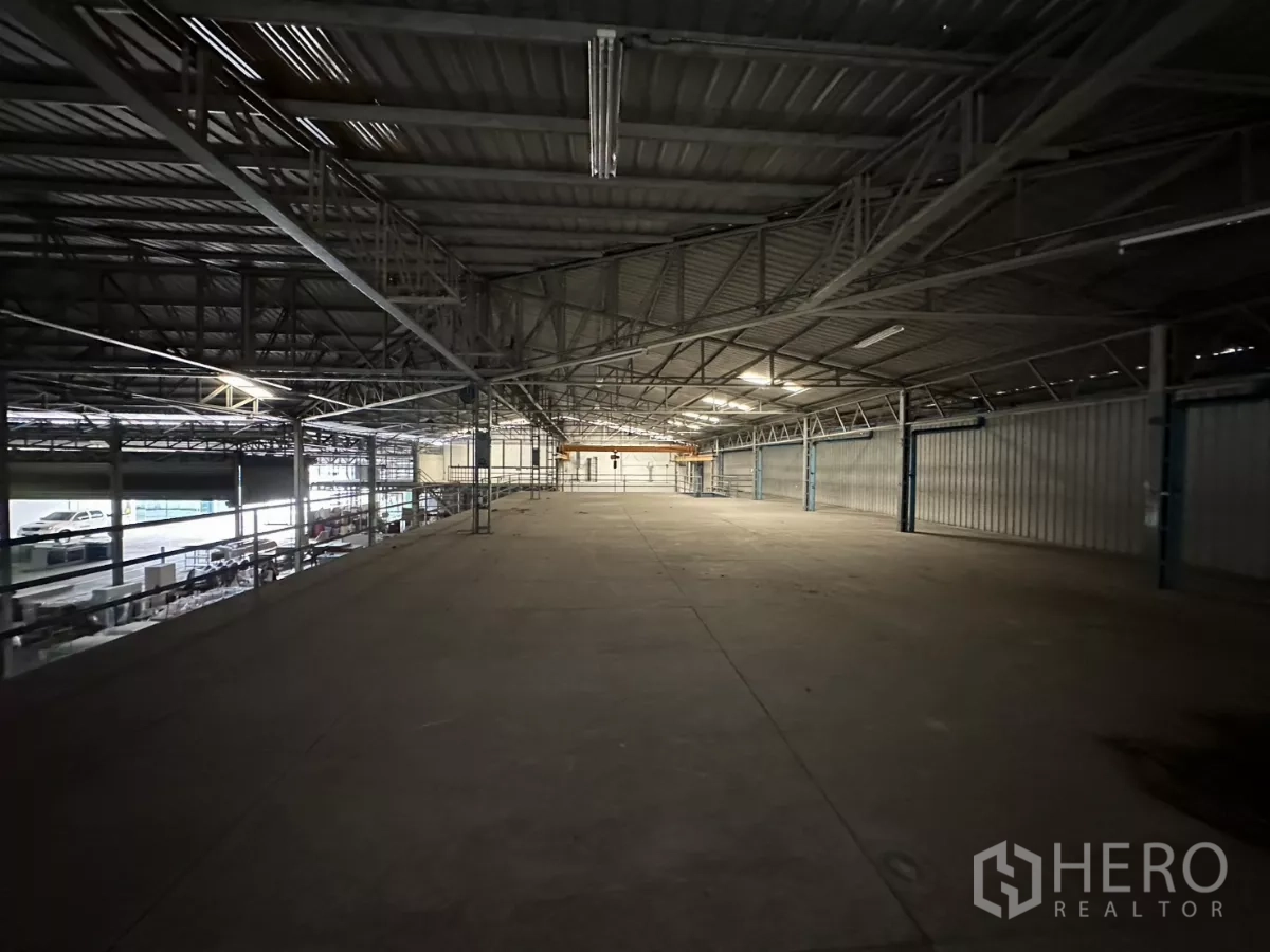 货栈 出租在Yan Nawa, Bangkok - 深进式夹层，适合轻型存储与包装线