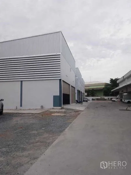 Warehouse for rent in Khlong Toei, Bangkok - Row of modern warehouses with parking and internal road.