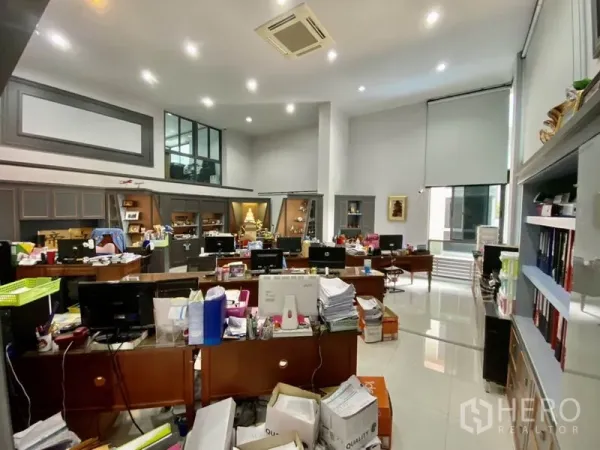 带办公室的家 出租或出售在Yan Nawa, Bangkok - 挑高开放式办公室，配置多张办公桌与内置柜架。