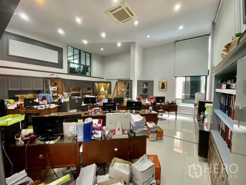 带办公室的家 出租或出售在Yan Nawa, Bangkok - 挑高开放式办公室，配置多张办公桌与内置柜架。