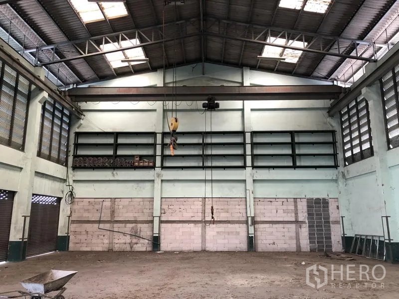 货栈 出租或出售在Lam Luk Ka, Pathum Thani - 仓库分区展示跨屋面的起重机轨道与吊钩。