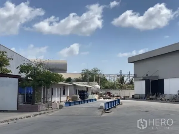 คลังสินค้า ให้เช่าในMueang Samut Sakhon, Samut Sakhon - ลานโหลดพร้อมสะพานชั่งรถบรรทุกและอาคารบริการภายในโรงงาน