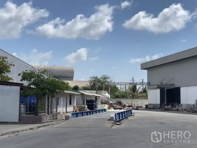 คลังสินค้า ให้เช่าในMueang Samut Sakhon, Samut Sakhon - ลานโหลดพร้อมสะพานชั่งรถบรรทุกและอาคารบริการภายในโรงงาน