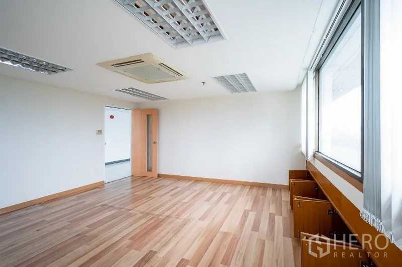办公空间 出租在Pathum Wan, Bangkok - 转角办公室，木质地板，嵌入式灯具与天花式空调，宽幅窗户带内置柜。