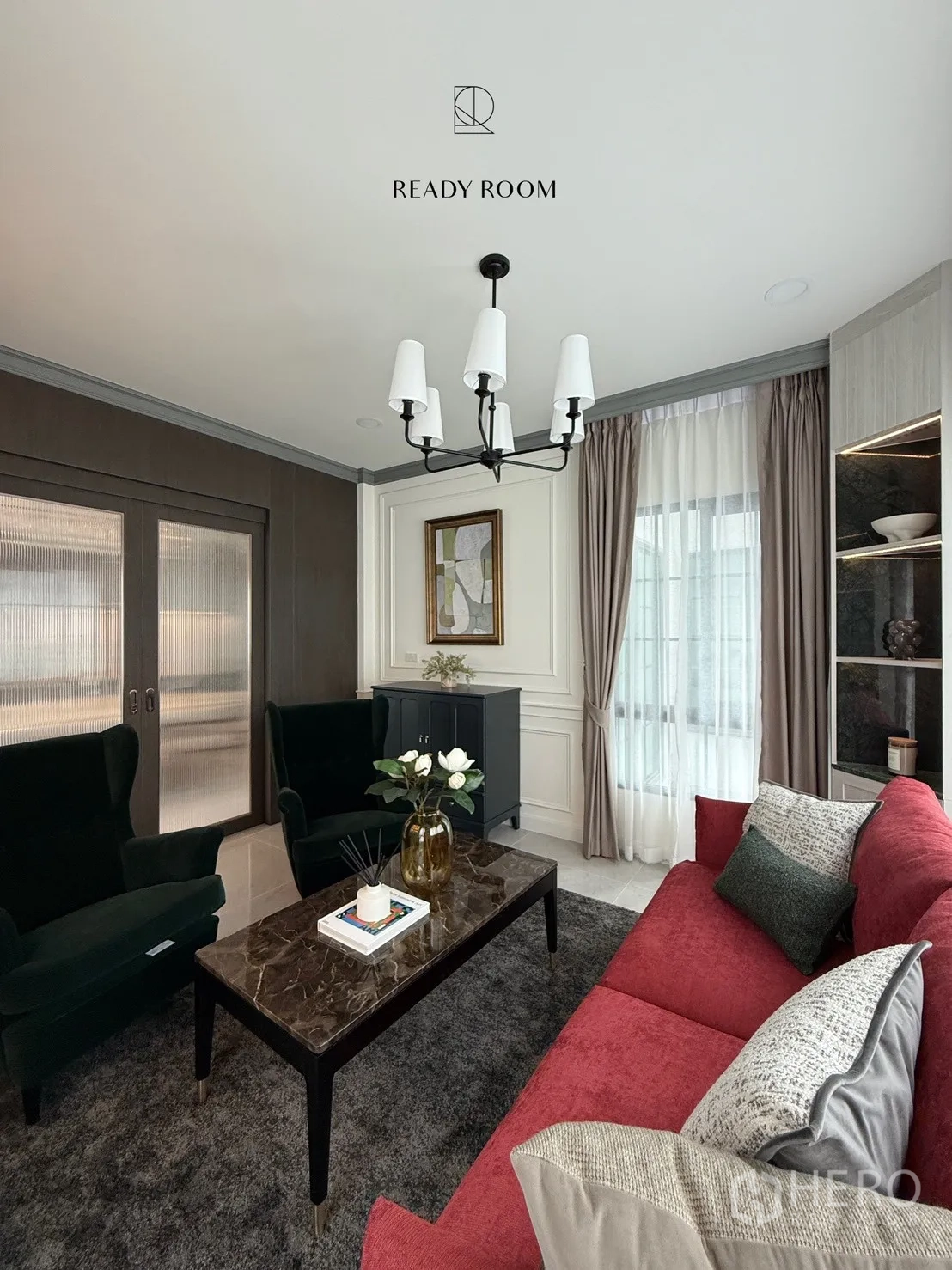 Detached House for rent or sale in Bang Phli, Samut Prakan - Cozy sitting room with marble coffee table, chandelier and textured sliding doors.