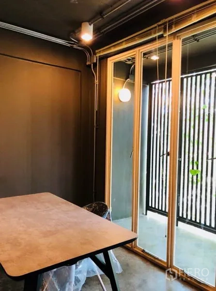 带办公室的家 出租在Huai Khwang, Bangkok - 私密办公室，书桌临近推拉玻璃门与阳台。
