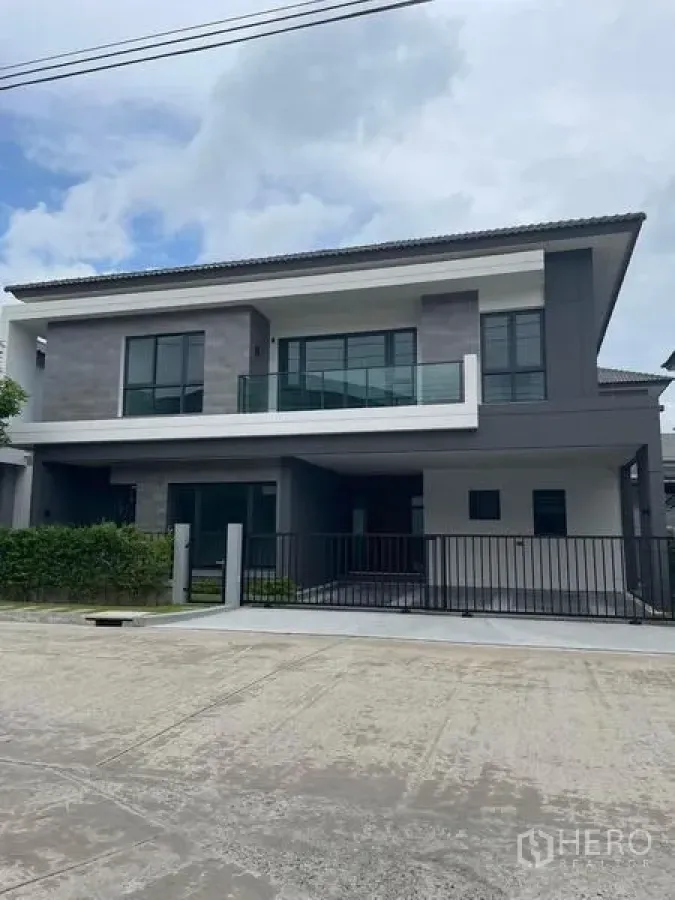 Detached House for rent - Front facade of the detached house with balcony and large windows.