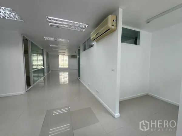 办公空间 出租在Huai Khwang, Bangkok - 明亮的开放式办公区，玻璃隔间、瓷砖地面、分体空调与日光灯。