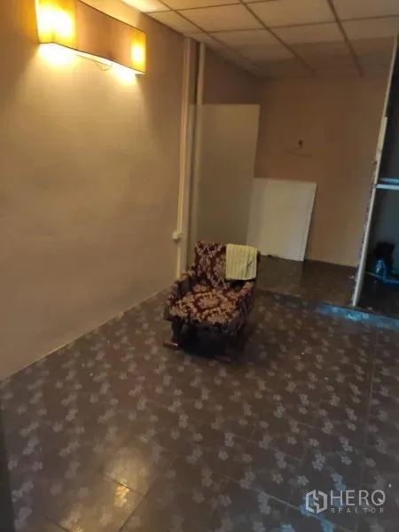 ทาวน์เฮาส์ ให้เช่าในSathon, Bangkok - ห้องเรียบง่ายปูกระเบื้อง ไฟวอลล์สกอนซ์ และช่องประตู เหมาะเป็นห้องนอนหรือออฟฟิศ