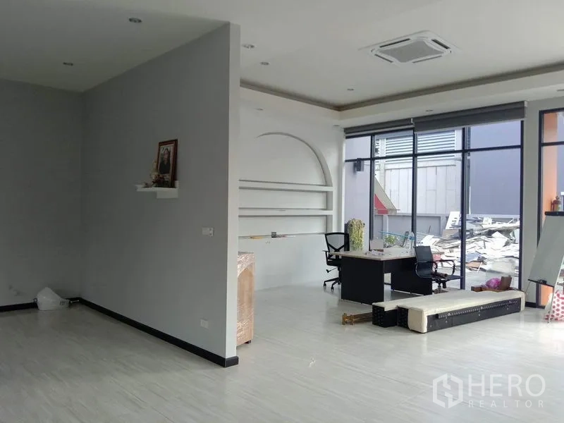 Factory for rent or sale in Lam Luk Ka, Pathum Thani - Ground-floor reception or showroom with floor-to-ceiling windows.