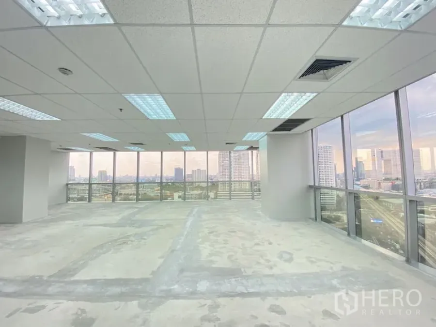 Office Space for rent in Chatuchak, Bangkok - Open workspace with wraparound windows giving wide skyline views across the district.