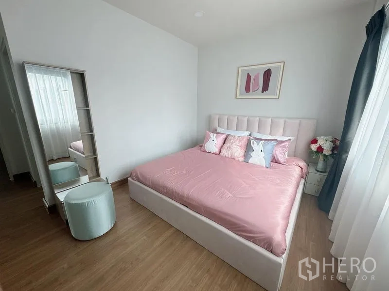 Detached House for rent or sale in Bang Phli, Samut Prakan - Cheerful bedroom styled with pink bedding, vanity stool and full-height mirror.