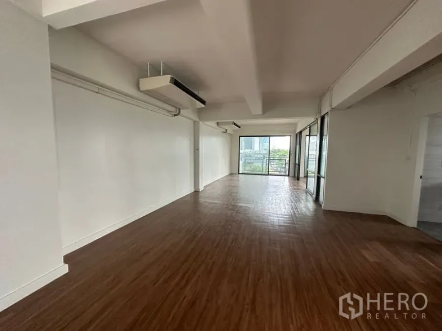 สำนักงาน ให้เช่าในSathon, Bangkok - โถงสำนักงานยาว มีเครื่องปรับอากาศแขวนฝ้า ผนังสีขาว และประตูเลื่อนออกระเบียง
