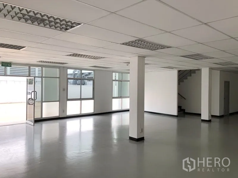 Factory for rent in Bang Pa-in, Phra Nakhon Si Ayutthaya - Ground-floor office lobby with glass entrance and stair access.