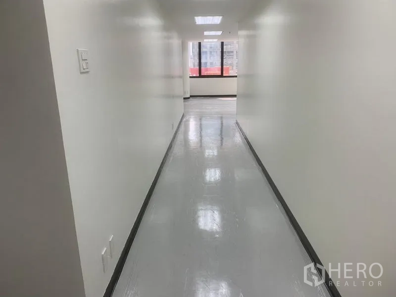 Office Space for rent in Bang Rak, Bangkok - Clean corridor leading to an open‑plan office filled with natural light.