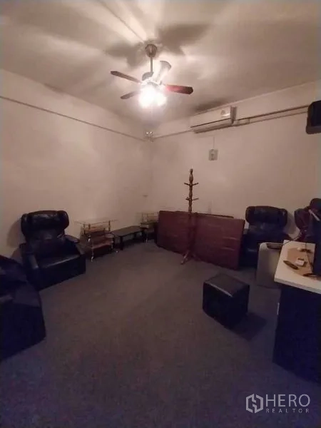 Shophouse for rent in Khlong Toei, Bangkok - Private lounge room with armchairs, ceiling fan and air conditioning.