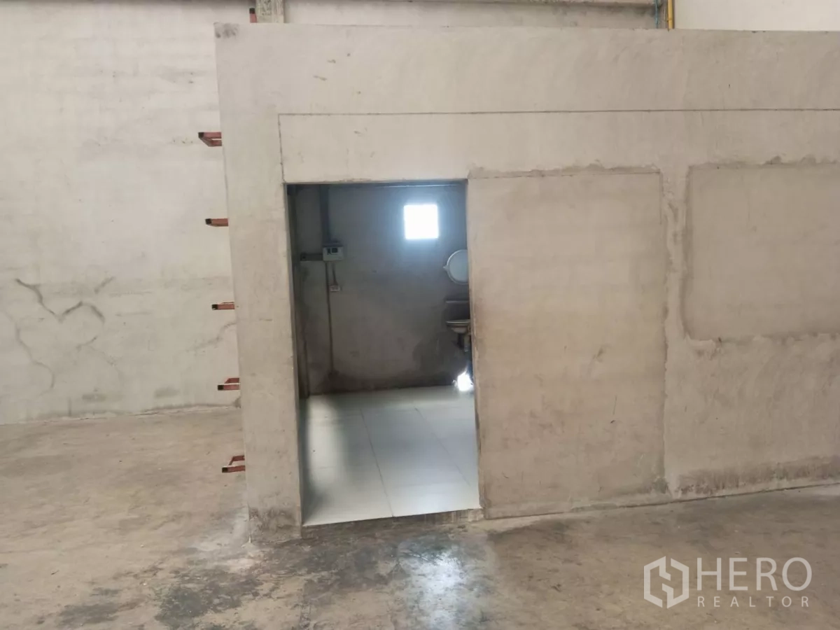 Warehouse for rent in Min Buri, Bangkok - Internal room with doorway and tiled floor inside the warehouse, suitable for office or restroom.