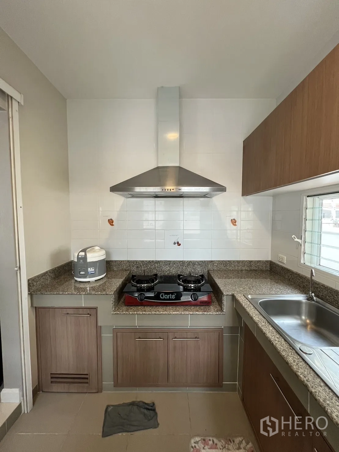 Detached House for rent in Bang Kapi, Bangkok - Close view of gas stove, hood and sink in the Thai kitchen.