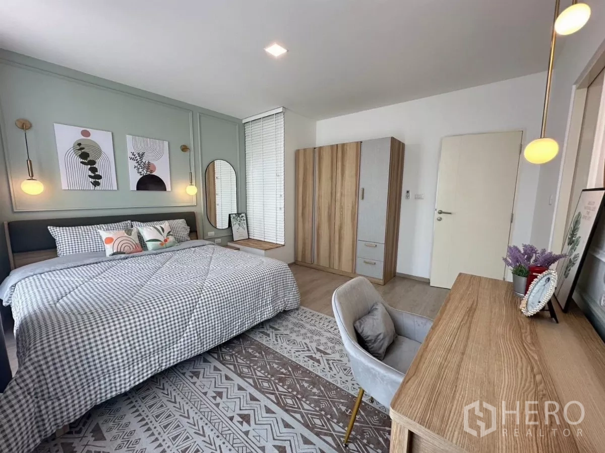 Townhouse for rent in Bang Phli, Samut Prakan - Spacious master bedroom with king bed, pendant lights, wardrobe and desk.