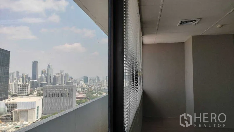 办公空间 出租或出售在Pathum Wan, Bangkok - 转角大窗配百叶帘，远望曼谷城市风景。