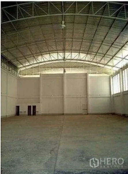 Factory for rent in Krathum Baen, Samut Sakhon - Open production floor with polished concrete surface and arched metal roof, ready for machinery layout.