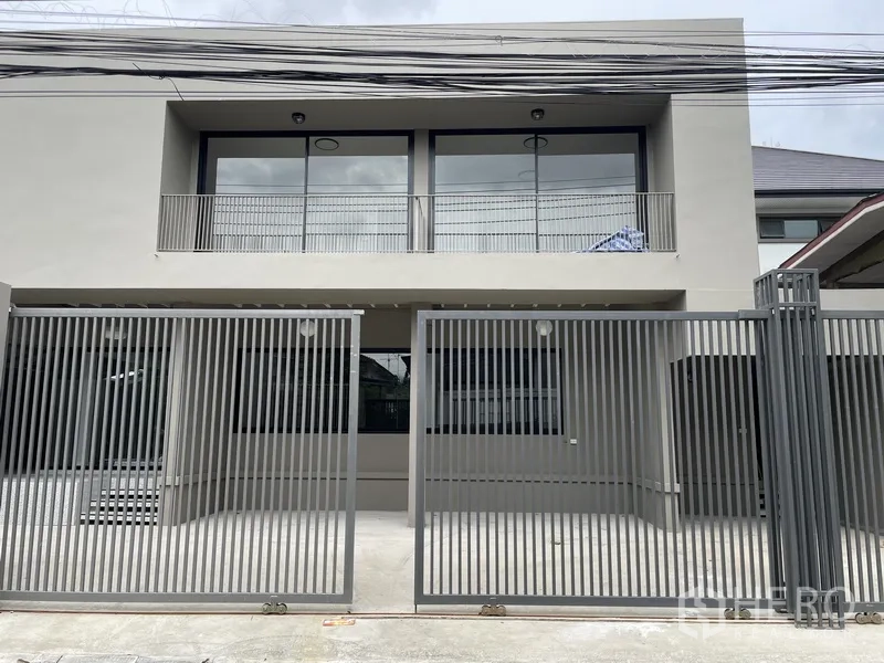 Home Office for rent in Khlong Toei, Bangkok - Front facade with double metal gates and large upper-floor windows