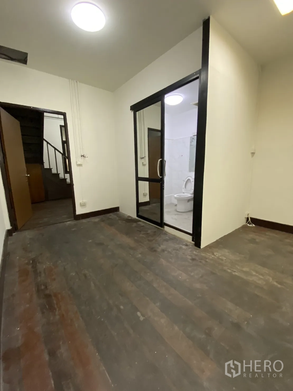 Shophouse for rent - Compact room with glass door leading to an en-suite bathroom.