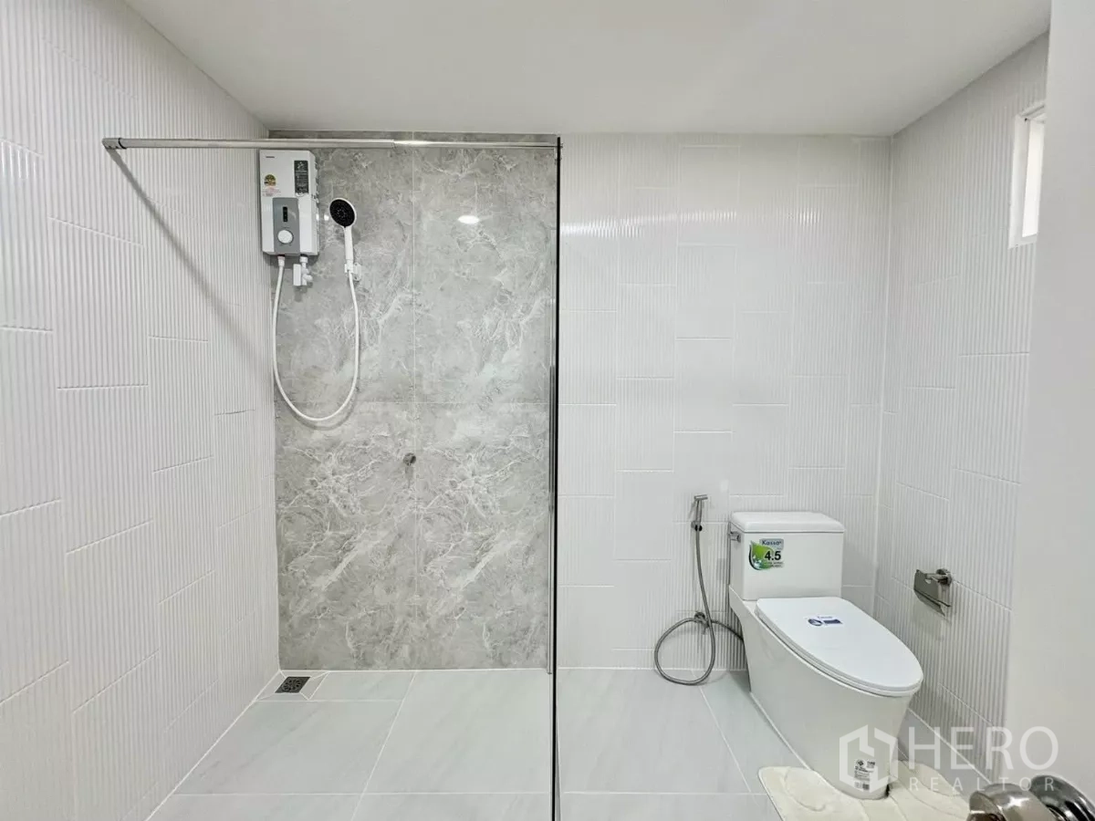 独立式住宅 出租在Huai Khwang, Bangkok - 浴室设淋浴区与马桶，白色瓷砖墙面