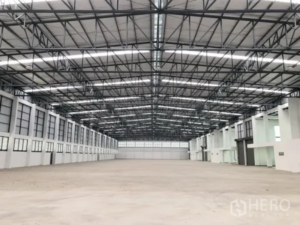 Factory for rent in Phra Nakhon Si Ayutthaya - Open warehouse floor showing long‑span structure and multiple loading bays.
